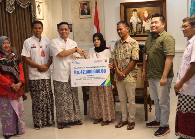 Wali Kota, Serahkan Santunan Kematian Tukang Becak 1 Wali Kota, Serahkan Santunan Kematian Tukang Becak