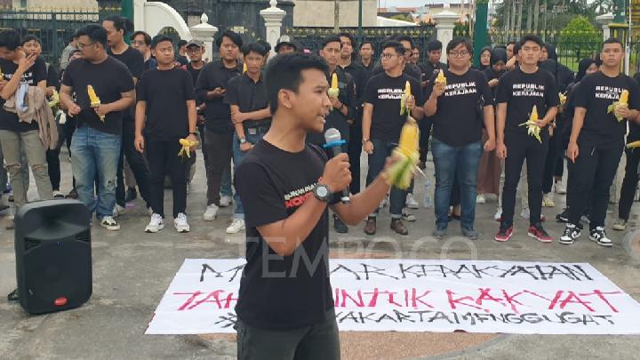 Dinilai Culas Lewat Rekayasa di MK, Mahasiswa Mengaku Jijik Gibran Maju Cawapres » Warga Berita 1 Dinilai Culas Lewat Rekayasa di MK, Mahasiswa Mengaku Jijik Gibran Maju Cawapres » Warga Berita