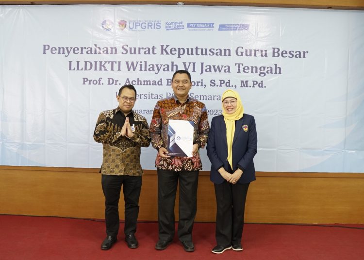 Achmad Buchori Raih Guru Besar Bidang Ilmu Pendidikan Matematika 1 Dsc3968 Scaled.jpg