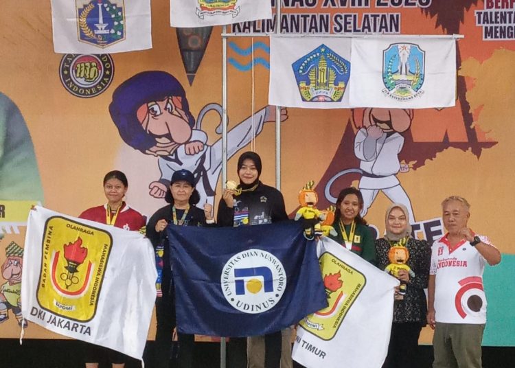 Dinda Lestari Saat Naik Ke Podium Memperoleh Medali Emas.jpeg