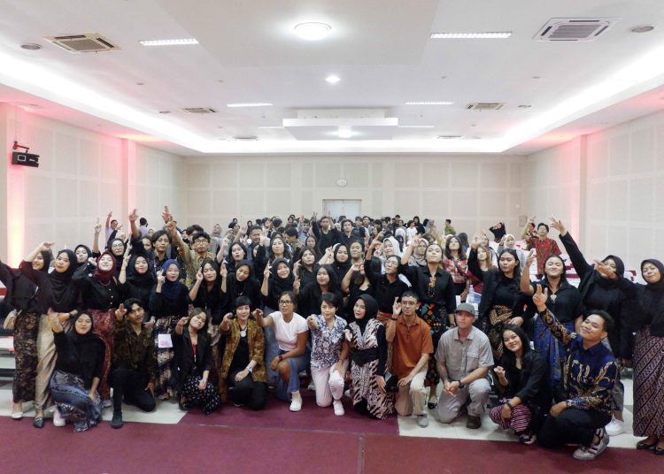 Procage 2023 Sebagai Persiapan Karier Mahasiswa Ilkom Udinus 1 Foto Bersama Narasumber Dan Seluruh Peserta Procage 2023 Scaled.jpg
