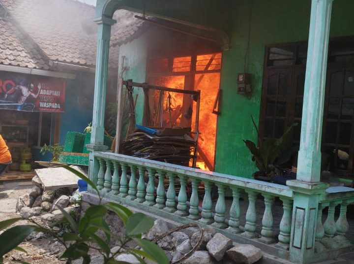 Warga Muhammadiyah Gerak Cepat Bantu Taufiq Muhajirin yang Rumahnya Terbakar 1 Img 20231007 Wa0045.jpg