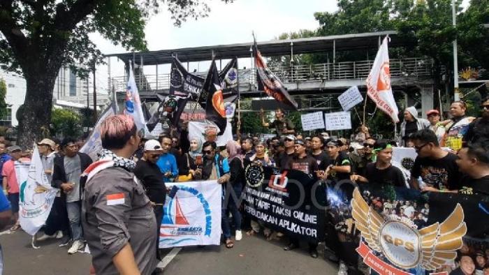 Gelar Unjuk Rasa, Driver Taksi Online Tuntut Kenaikan Tarif Dasar » Warga Berita 1 Img 20231123 Wa00402.jpg
