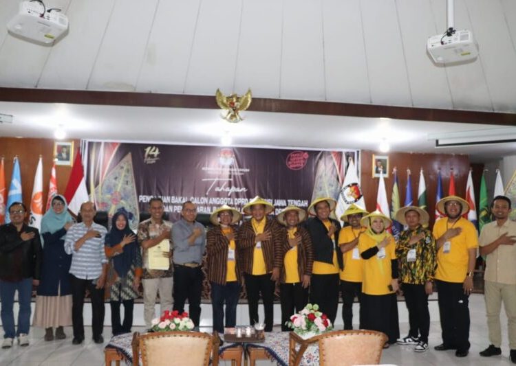 Resmi Daftarkan 120 Bacaleg DPRD Jateng ke KPU Jateng, Panggah Susanto: Penuh Keyakinan Golkar Jadi Pemenang 1 Resmi Daftarkan 120 Bacaleg DPRD Jateng ke KPU Jateng, Panggah Susanto: Penuh Keyakinan Golkar Jadi Pemenang