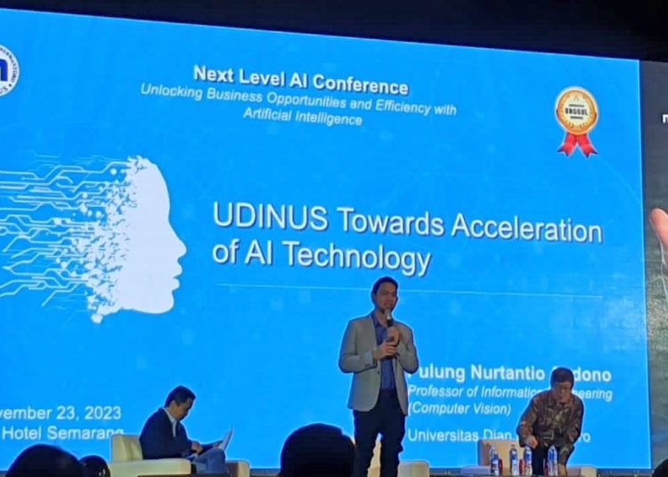 Berikan Paparan di AI Conference, Prof. Pulung: AI Berikan Efek... 1 Prof. Pulung Saat Memberikan Pemaparan Terkait Akselerasi Ai Di Udinus.jpeg