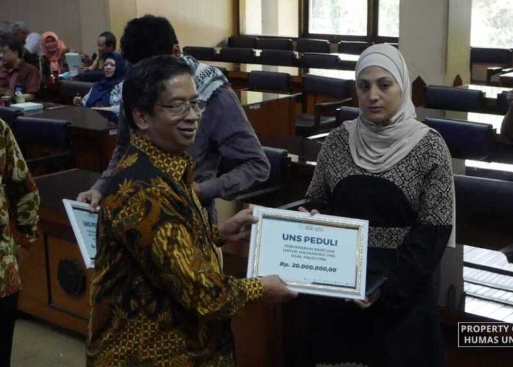 Rektor Serahkan Bantuan Kepada Mahasiswa Uns Asal Palestina 1.jpeg