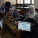 Rektor Serahkan Bantuan Kepada Mahasiswa Uns Asal Palestina 1.jpeg