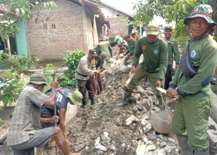 Bhabinkamtibmas Polsek Bumiayu Gotong Royong kerja Bakti Bareng Warga 1 Whatsapp Image 2023 11 17 At 12.53.50.jpeg
