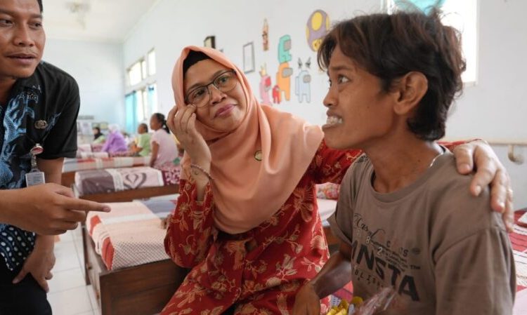 Anjangsana ke Panti Lansia Cepiring, Indah Sumarno Tak Kuasa Tahan Tangis 1 Anjangsana.jpg