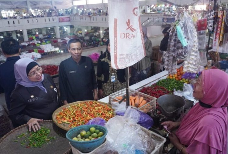 Sidak Pasar, Pj Bupati Batang Sebut Harga Cabai Melonjak Naik