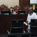 Banting Mikrofon dan Tensi Darah Naik, Hakim Tunda Persidangan Lukas Enembe 8 Lukas Papua.png