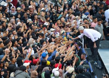 Sambil Menahan Air Mata, Ganjar Berjalan Ratusan Meter Salami Ratusan Warganya
