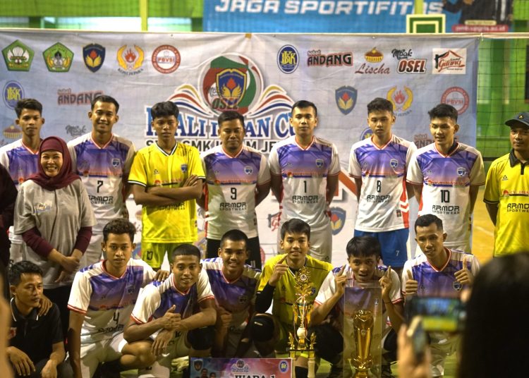 Rektor Serahkan Langsung Piala Bergilir Kepada Tim Voli Desa Lebak 1 Sss Scaled.jpg