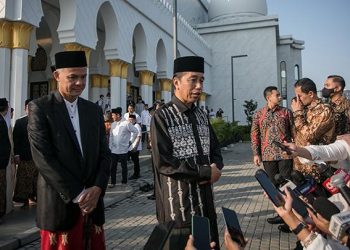 Sempat Akrab dan Merasa PD, Ganjar Mulai Sadar Ditinggalkan Jokowi Sejak Muncul Polemik Putusan MK » Warga Berita