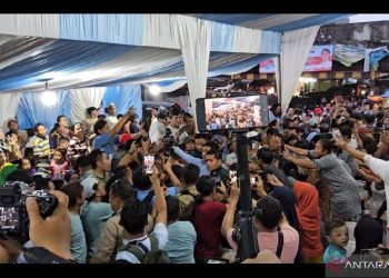 Gibran Dinilai Langgar Undang-undang, Bagikan Susu pada Anak-anak Saat Kampanye » Warga Berita