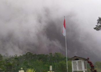 Gunung Merapi Kembali Muntahkan Awan Panas Guguran, Jumat Sore » Warga Berita
