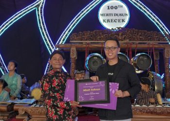 Mbah Sukoyo terima Anugerah Amartha Local Heroes 2023