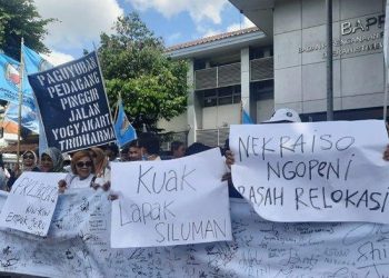 Omzetnya Jauh Merosot, PKL Teras Malioboro 2 Unjuk Rasa, Minta Kembali ke Selasar » Warga Berita