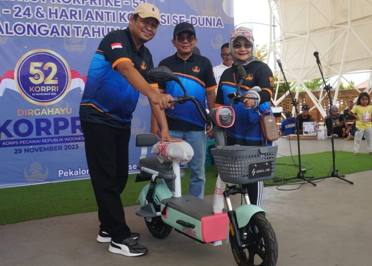 Bertabur Hadiah, Wali Kota Pekalongan Apresiasi Jalan Sehat 1 Bertabur Hadiah, Wali Kota Pekalongan Apresiasi Jalan Sehat