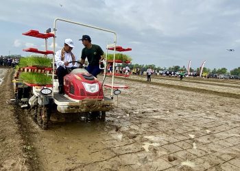 Curhat Sulitnya Pengairan ke Mentan Amran Sulaiman, Petani di Lampung Dapat 2 Traktor