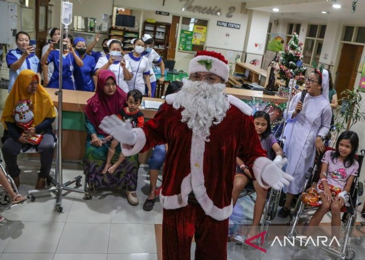 Berbagi kasih rayakan Natal bersama pasien di rumah sakit 1 Berbagi kasih rayakan Natal bersama pasien di rumah sakit