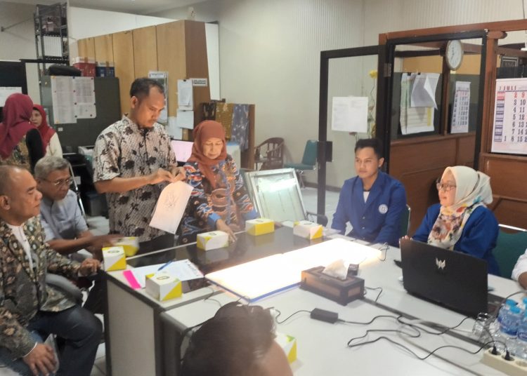 Udinus Rancang Portable Tracing Table, Mudahkan LSP Batik Uji... 1 Udinus Rancang Portable Tracing Table, Mudahkan LSP Batik Uji…