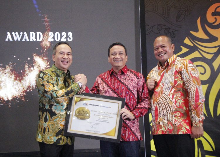 Wali Kota Pekalongan Sabet Penghargaan Satria Leader Ekraf