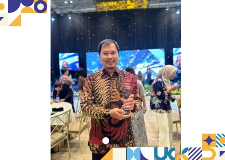 Guru Besar UNS Menerima Apresiasi Alumni Beasiswa Tanoto Foundation