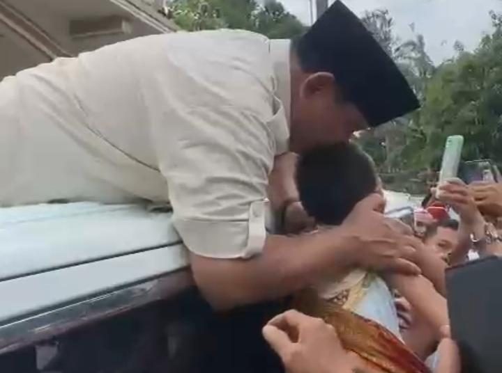 Prabowo Disambut Euforia Massa, Bersalaman Hingga Cium Kepala Anak di Pandeglang – Warga Berita 1 Prabowo Disambut Euforia Massa, Bersalaman Hingga Cium Kepala Anak di Pandeglang – Warga Berita
