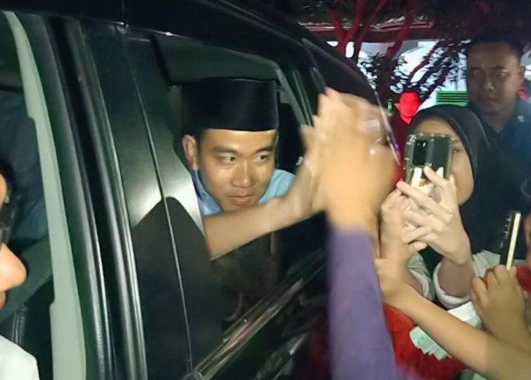 Gibran Sowan ke Abuya Muhtadi, Kenakan Peci Hitam Hingga Tos Tangan dengan Anak Kecil – Warga Berita 1 Gibran Sowan ke Abuya Muhtadi, Kenakan Peci Hitam Hingga Tos Tangan dengan Anak Kecil – Warga Berita