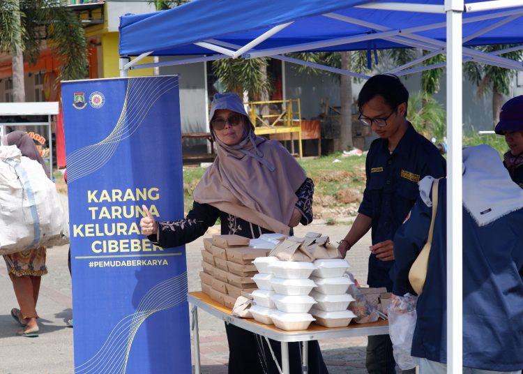 Jumat Berkah, Karang Taruna Kelurahan Cibeber Rutin Bagikan Makanan Gratis – Warga Berita