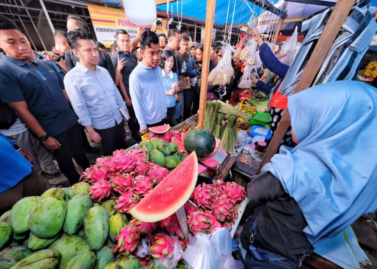 Awali Kampanye di Kalimantan, Gibran Blusukan Pasar di Balikpapan – Warga Berita 1 Awali Kampanye di Kalimantan, Gibran Blusukan Pasar di Balikpapan – Warga Berita