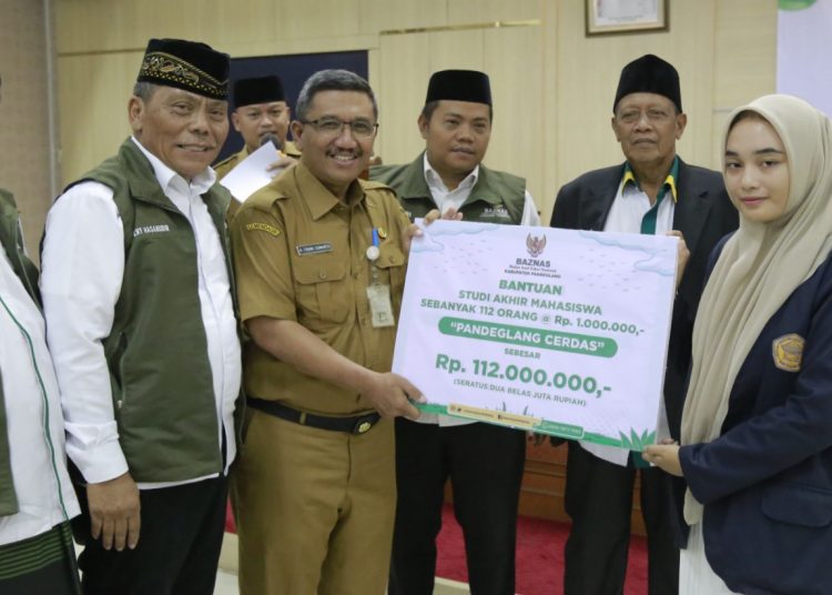 112 Mahasiswa di Pandeglang Terima Bantuan Studi Akhir S1 Senilai Rp 1 Juta dari Baznas – Warga Berita