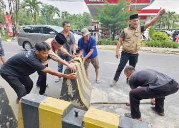 Kesal Karena Bikin Macet, Warga Buka Paksa Beton di Jalan Ciater Tangsel – Warga Berita