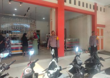 Sambang Toko Emas, Polsek Kersana Sampaikan Pesan Kamtibmas Kepada Karyawan