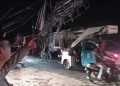 Pasca Puting Beliung, PLN Pandeglang Tangani Atap Nyangkut di Kabel Listrik – Warga Berita