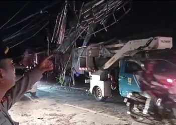 Pasca Puting Beliung, PLN Pandeglang Tangani Atap Nyangkut di Kabel Listrik – Warga Berita