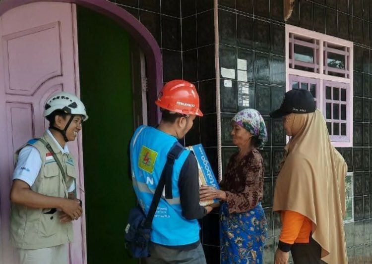 PLN gercep amankan kelistrikan warga dan bantu korban gempa Brebes 1 PLN gercep amankan kelistrikan warga dan bantu korban gempa Brebes