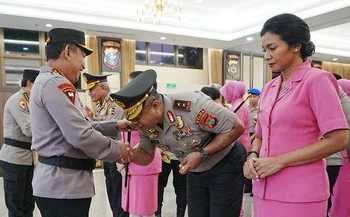 Kapolri Pimpin Korps Raport 45 Jenderal, Ada Komjen Marthinus Hukom, Komjen Rudy Heryanto, hingga Brigjen Dr Hengki Haryadi 1 Kapolri Pimpin Korps Raport 45 Jenderal, Ada Komjen Marthinus Hukom, Komjen Rudy Heryanto, hingga Brigjen Dr Hengki Haryadi