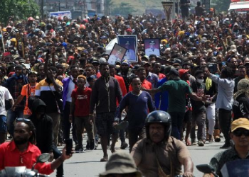 Fakta-fakta Ricuh Arak-arakan Jenazah Lukas Enembe 9 Fakta-fakta Ricuh Arak-arakan Jenazah Lukas Enembe