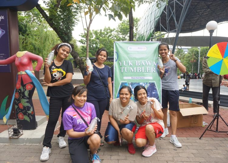 Kurangi Sampah Plastik, Mahasiswa Ilmu Komunikasi Udinus….