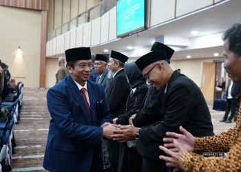 Rektor Berikan Penghargaan kepada PNS Purnatugas UNS