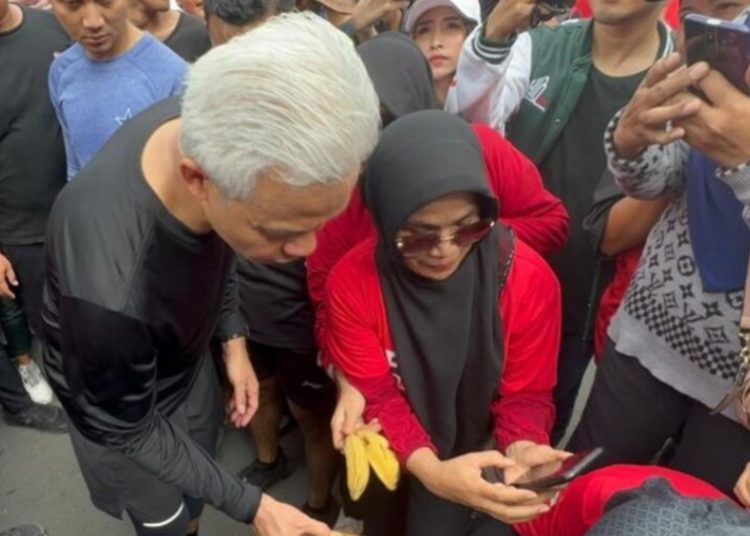 Capres Ganjar Borong Jualan Pedagang di CFD Mataram, Pedagang : Kami Terharu – Warga Berita