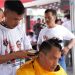 Cukur Rambut Gratis, Sahabat Ganjar Tarik Dukungan Massa di Jaksel – Warga Berita