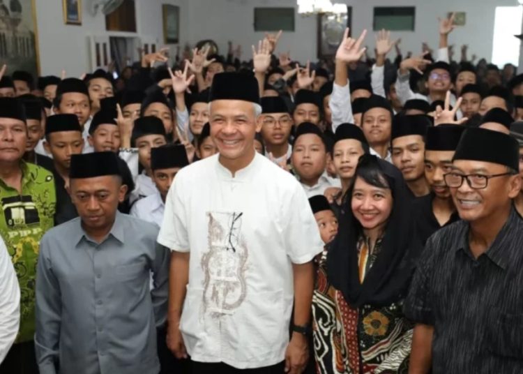 Ganjar Pranowo Ziarah ke Makam KH Mashum – Warga Berita