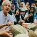 Ganjar Pranowo Menikmati Durian di Selomerto Wonosobo – Warga Berita
