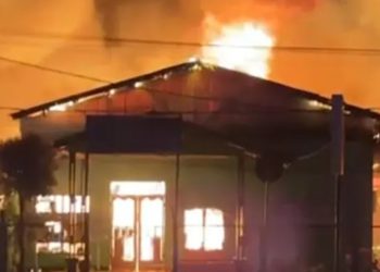 Massa Iring-iringan Jenazah Lukas Enembe Diduga Bakar Puluhan Ruko di Jayapura – Warga Berita