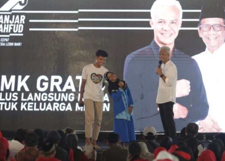 Ganjar Luncurkan SMK Gratis, Mbah Sadiyem Tangis Histeris Cucunya Kembali Bersekolah – Warga Berita