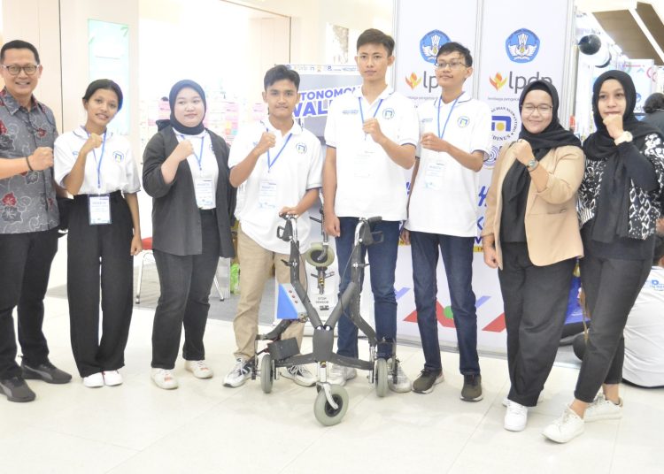 Bantu Lansia Dalam Berjalan, Lima Mahasiswa Udinus Ciptakan... 1 Bantu Lansia Dalam Berjalan, Lima Mahasiswa Udinus Ciptakan…