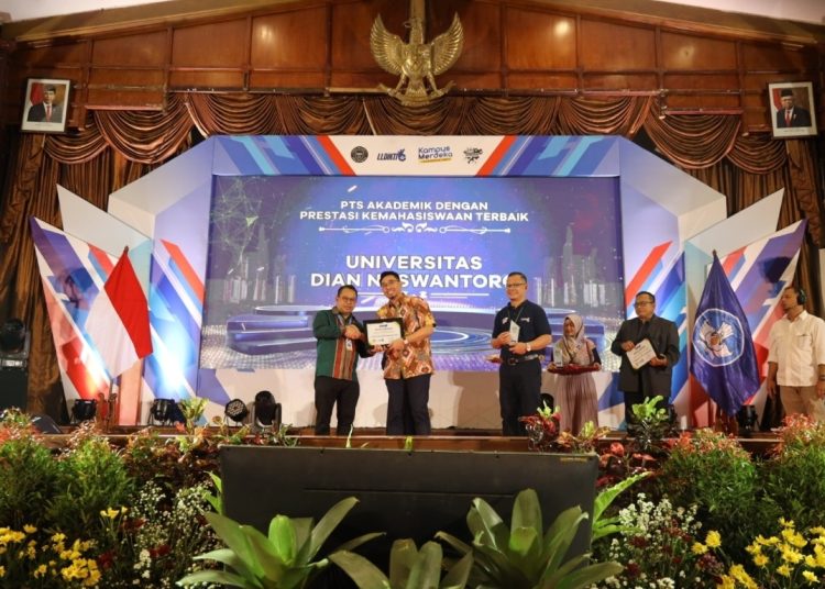 Udinus Raih Empat Penghargaan di Anugerah LLDikti Wilayah VI... 1 Udinus Raih Empat Penghargaan di Anugerah LLDikti Wilayah VI…